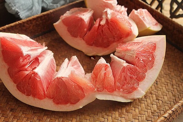 Dùng một chiếc thìa có thể lột vỏ bưởi nhanh gọn: Không đau tay, không làm nát múi-11