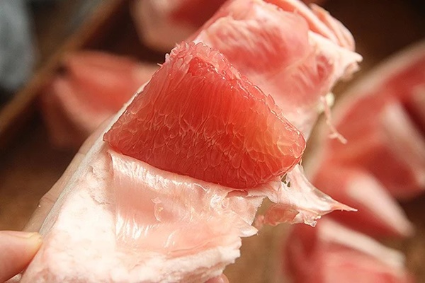 Dùng một chiếc thìa có thể lột vỏ bưởi nhanh gọn: Không đau tay, không làm nát múi-12