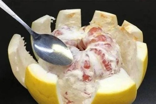 Dùng một chiếc thìa có thể lột vỏ bưởi nhanh gọn: Không đau tay, không làm nát múi