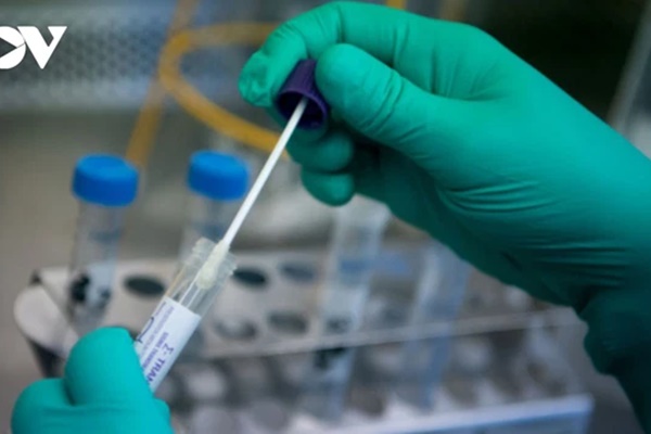 Long An thông tin về chuyên gia Trung Quốc nhiễm biến thể Omicron-1