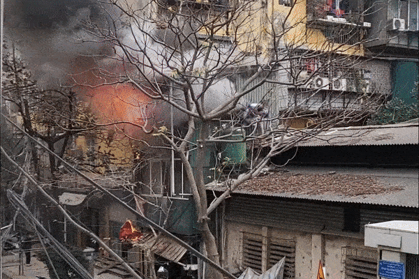 Người hùng đạp bung cửa sắt cứu sống bé gái trong ngôi nhà cháy dữ dội ở Hà Nội: Ai cũng sẽ làm như tôi thôi-7