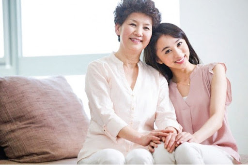 Con tôi khóc là anh hàng xóm chạy vội sang dỗ như con mình, nghi vợ gian díu tôi tính điều tra thì mẹ cản rồi tiết lộ bí mật-1