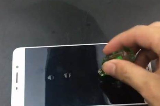 Nhỏ một giọt dầu gió lên điện thoại bạn sẽ thấy hữu ích, tiết kiệm kha khá tiền, ai cũng nên học hỏi