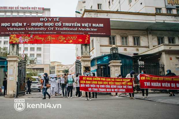 Ngày thứ 2, gần 50 y bác sĩ ở Hà Nội xuống đường cầu cứu vì bị khất lương 8 tháng: Chúng tôi đã đến đường cùng, không còn lựa chọn nào khác-1