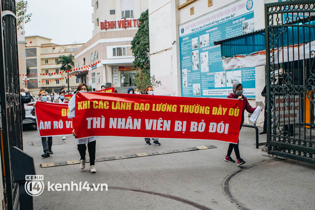 Ngày thứ 2, gần 50 y bác sĩ ở Hà Nội xuống đường cầu cứu vì bị khất lương 8 tháng: Chúng tôi đã đến đường cùng, không còn lựa chọn nào khác-2