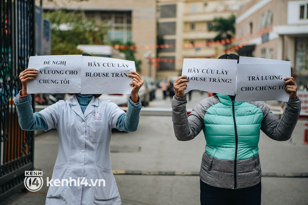 Ngày thứ 2, gần 50 y bác sĩ ở Hà Nội xuống đường cầu cứu vì bị khất lương 8 tháng: Chúng tôi đã đến đường cùng, không còn lựa chọn nào khác-3