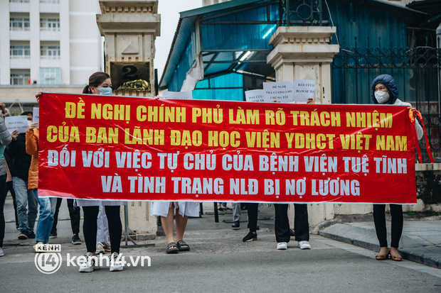 Ngày thứ 2, gần 50 y bác sĩ ở Hà Nội xuống đường cầu cứu vì bị khất lương 8 tháng: Chúng tôi đã đến đường cùng, không còn lựa chọn nào khác-4