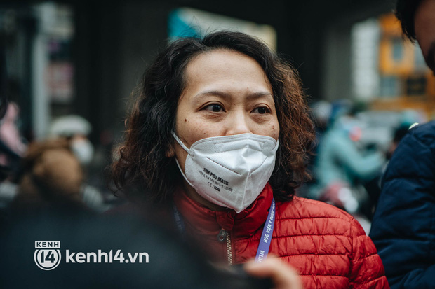 Ngày thứ 2, gần 50 y bác sĩ ở Hà Nội xuống đường cầu cứu vì bị khất lương 8 tháng: Chúng tôi đã đến đường cùng, không còn lựa chọn nào khác-5