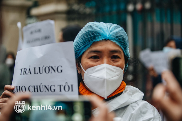 Ngày thứ 2, gần 50 y bác sĩ ở Hà Nội xuống đường cầu cứu vì bị khất lương 8 tháng: Chúng tôi đã đến đường cùng, không còn lựa chọn nào khác-6