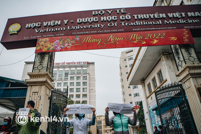 Ngày thứ 2, gần 50 y bác sĩ ở Hà Nội xuống đường cầu cứu vì bị khất lương 8 tháng: Chúng tôi đã đến đường cùng, không còn lựa chọn nào khác-7