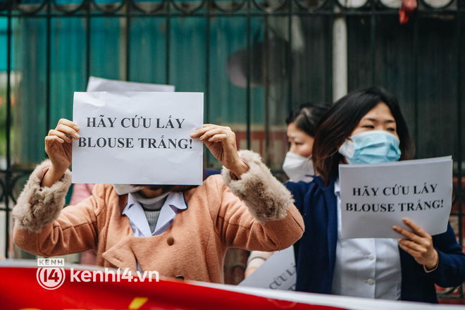 Ngày thứ 2, gần 50 y bác sĩ ở Hà Nội xuống đường cầu cứu vì bị khất lương 8 tháng: Chúng tôi đã đến đường cùng, không còn lựa chọn nào khác-9