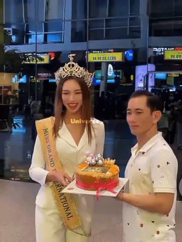 Thùy Tiên gây tranh cãi vì một hành động với bố ruột-1