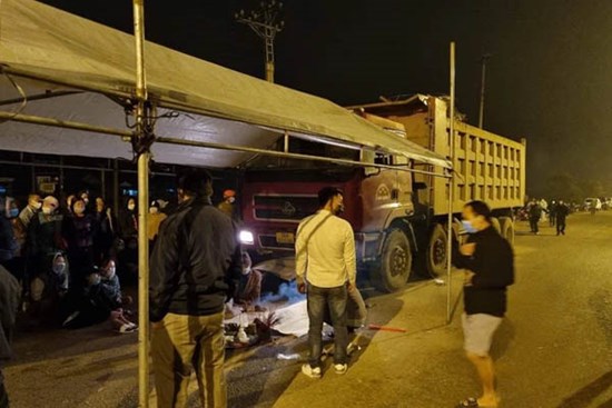 Thương tâm: Xe tải đâm xe máy khiến cả gia đình 4 người tử vong