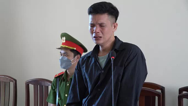 CLIP: Khóc nức nở trước tòa vì giết con sau khi vợ bỏ đi Phú Quốc-1