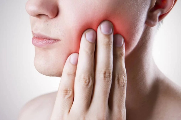 Cứ tưởng bị nhiệt lưỡi, người đàn ông đi khám, tá hoả phát hiện mình mắc ung thư-1