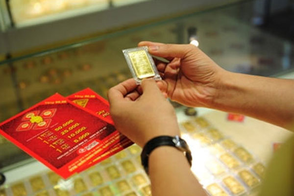 Giá vàng hôm nay 14/1: USD lao dốc, vàng treo cao-2