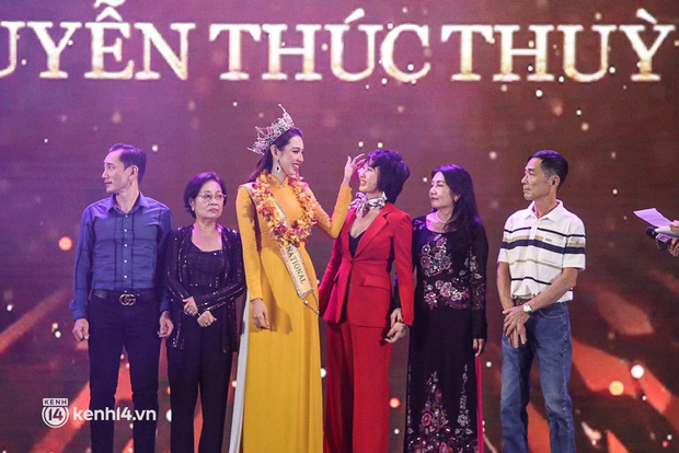 Thuỳ Tiên làm rõ lý do mẹ ruột lủi thủi bắt xe ôm về 1 mình sau sự kiện hoành tráng của con gái-4