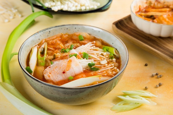 Trời mưa lạnh vào bếp nấu ngay món&nbsp;canh kim chi thịt heo chua cay, thơm nồng, cả nhà ai ăn cũng xuýt xoa-3