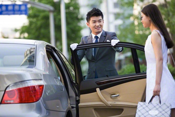 Sau đêm cuồng nhiệt với bạn gái ngây thơ, sáng ra, tôi vỡ tim khi thấy người ngồi ở đầu giường-1