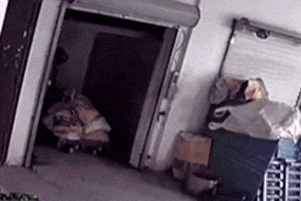 Clip: Chị gái nhanh trí cứu em thoát tư thế treo cổ trong thang máy-1