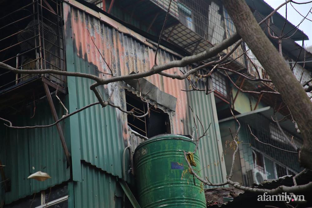 Đề xuất khen thưởng người hùng đạp bung cửa sắt cứu sống bé gái trong ngôi nhà cháy ở Hà Nội-3