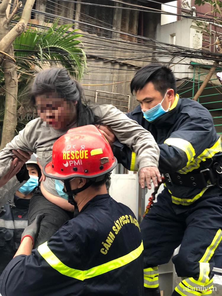 Đề xuất khen thưởng người hùng đạp bung cửa sắt cứu sống bé gái trong ngôi nhà cháy ở Hà Nội-5