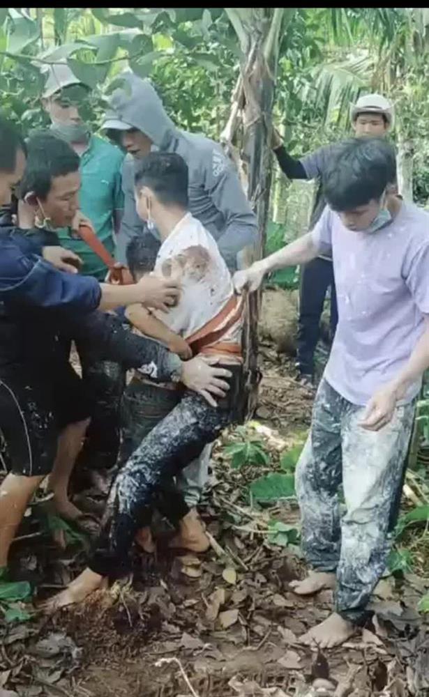 CLIP: Hồi hộp cảnh giải cứu cháu nhỏ rơi xuống giếng nước sâu-1