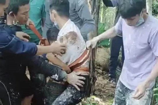 CLIP: Hồi hộp cảnh giải cứu cháu nhỏ rơi xuống giếng nước sâu