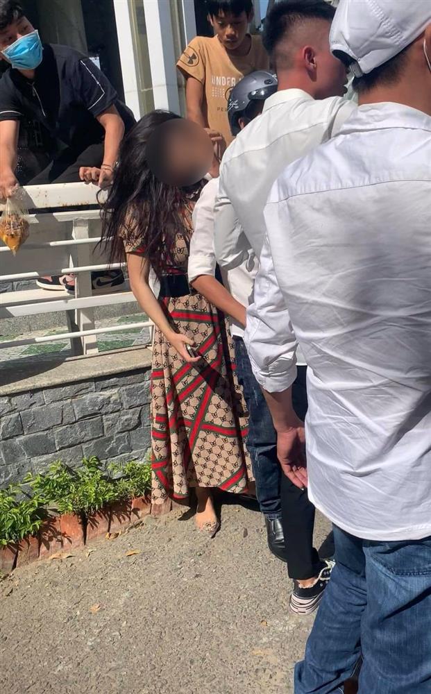 Cướp chồng còn thách thức chính thất, tiểu tam bị nhóm phụ nữ lao đến đánh ghen tơi tả giữa đường, màn được giải cứu sau đó mới bất ngờ-3