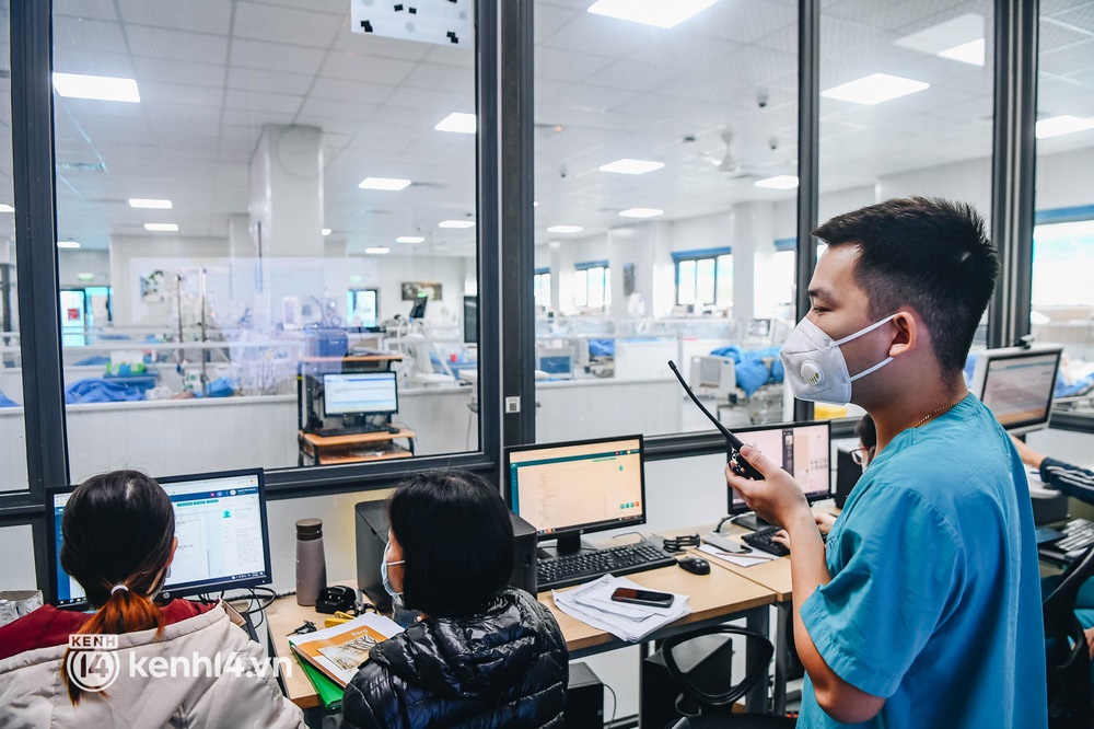 ẢNH: F0 nặng và nguy kịch ở Hà Nội tăng nhanh, bệnh viện tuyến cuối áp lực giành giật sự sống cho bệnh nhân-8