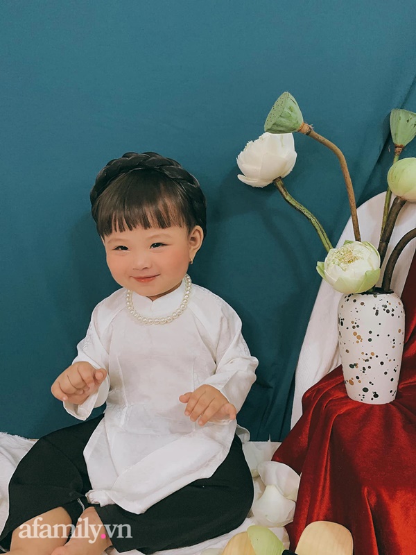 Bé gái chụp ảnh với hoa sen được dân mạng khen hết lời, nhìn dáng ngồi của bé ai cũng mém xỉu-1