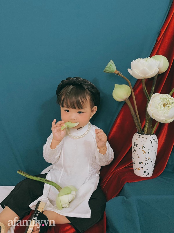 Bé gái chụp ảnh với hoa sen được dân mạng khen hết lời, nhìn dáng ngồi của bé ai cũng mém xỉu-2
