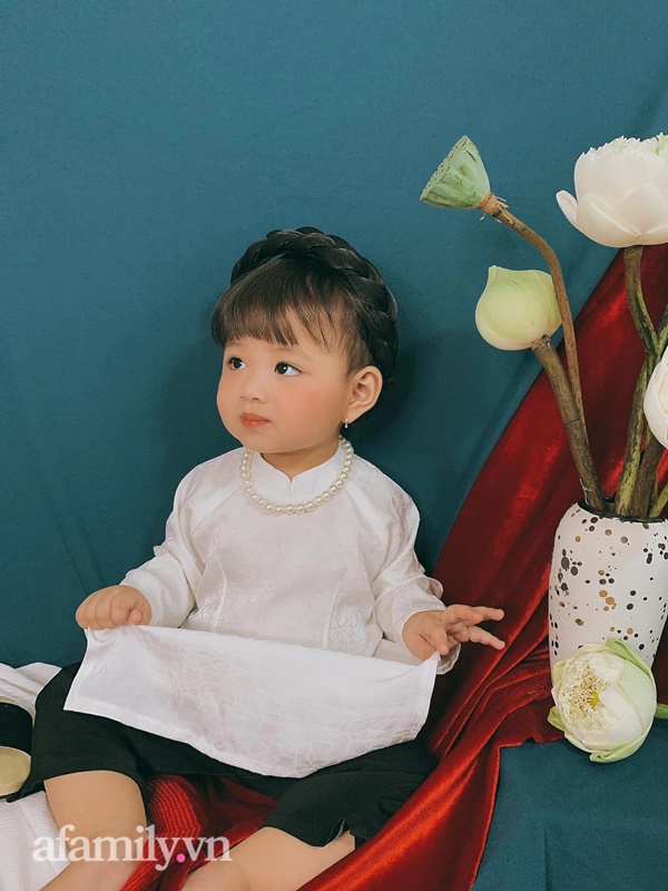 Bé gái chụp ảnh với hoa sen được dân mạng khen hết lời, nhìn dáng ngồi của bé ai cũng mém xỉu-3