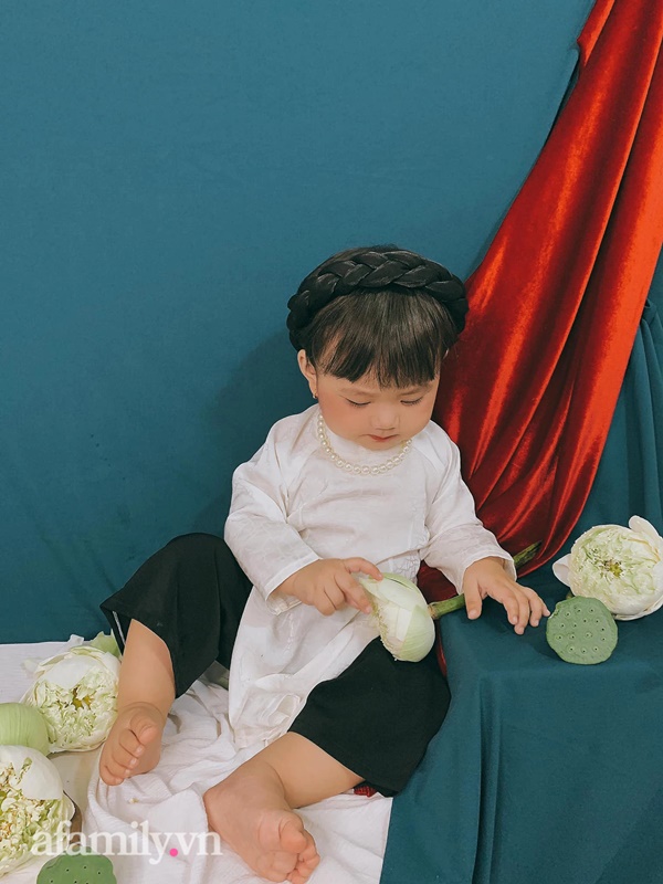 Bé gái chụp ảnh với hoa sen được dân mạng khen hết lời, nhìn dáng ngồi của bé ai cũng mém xỉu-4