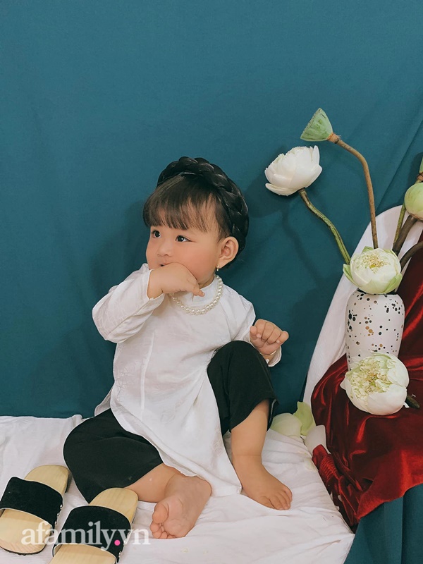 Bé gái chụp ảnh với hoa sen được dân mạng khen hết lời, nhìn dáng ngồi của bé ai cũng mém xỉu-5