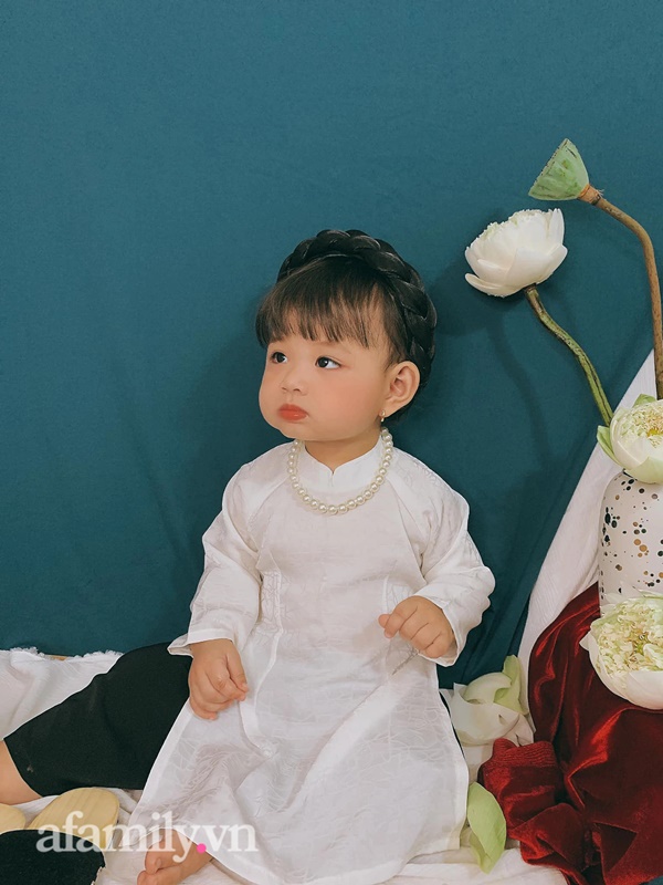 Bé gái chụp ảnh với hoa sen được dân mạng khen hết lời, nhìn dáng ngồi của bé ai cũng mém xỉu-6