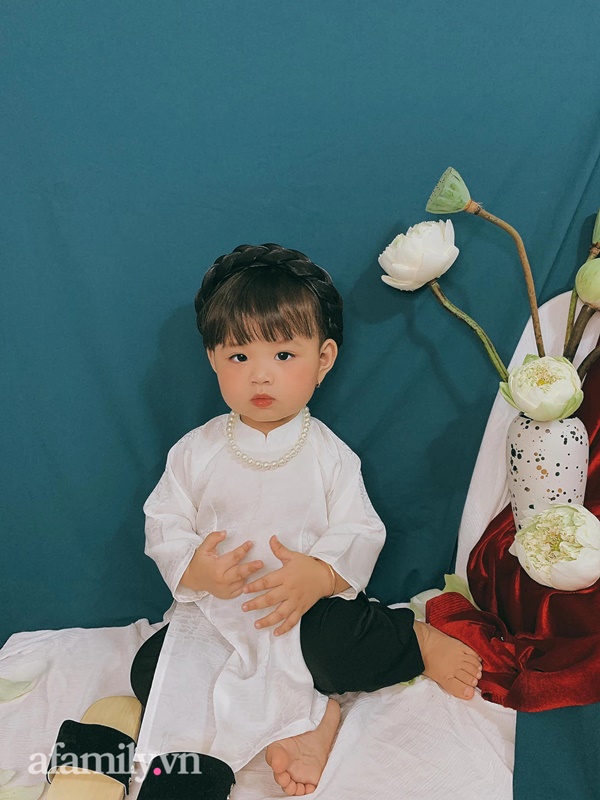 Bé gái chụp ảnh với hoa sen được dân mạng khen hết lời, nhìn dáng ngồi của bé ai cũng mém xỉu-7