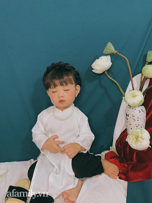 Bé gái chụp ảnh với hoa sen được dân mạng khen hết lời, nhìn dáng ngồi của bé ai cũng mém xỉu-8