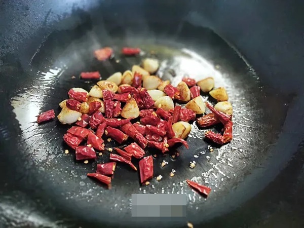 Gà xào cay kiểu nhà làm: Ngon tê tái, thơm thơm giòn rụm, ai ăn cũng phải tấm tắc khen-11