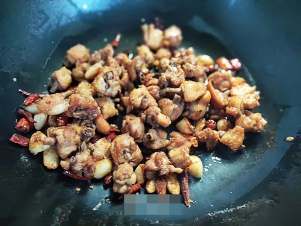 Gà xào cay kiểu nhà làm: Ngon tê tái, thơm thơm giòn rụm, ai ăn cũng phải tấm tắc khen-12