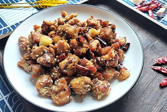 Gà xào cay kiểu nhà làm: Ngon tê tái, thơm thơm giòn rụm, ai ăn cũng phải tấm tắc khen