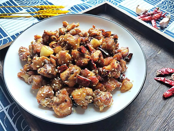 Gà xào cay kiểu nhà làm: Ngon tê tái, thơm thơm giòn rụm, ai ăn cũng phải tấm tắc khen-1