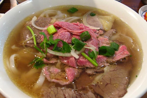 Khách Tây dành 1 ngày chỉ ăn món Việt, cách ăn phở khiến người nước ngoài cũng chào thua”-3