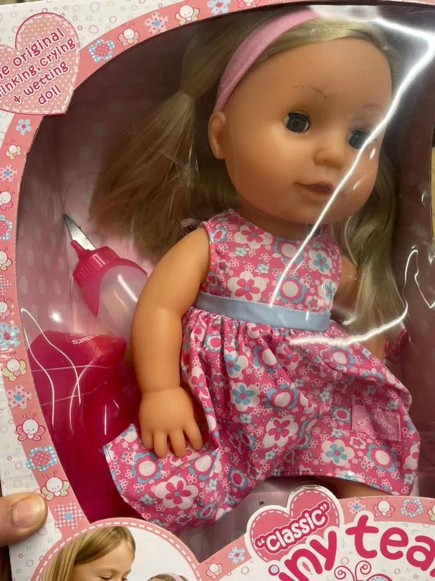 Định mua cho con gái 2 tuổi con búp bê giá hơn nửa triệu đồng, bà mẹ sốc khi thấy vật thể nguy hiểm chết người, lên tiếng cảnh báo tất cả-1