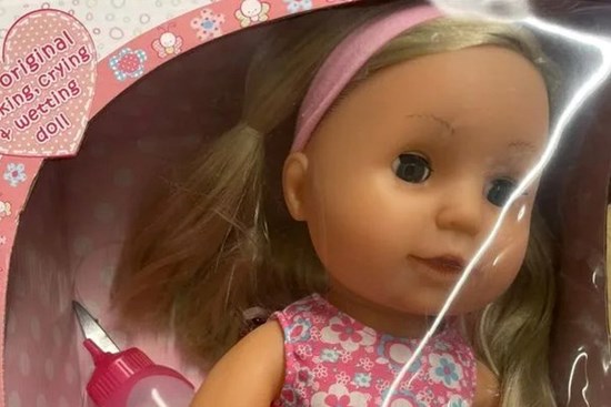 Định mua cho con gái 2 tuổi con búp bê giá hơn nửa triệu đồng, bà mẹ sốc khi thấy vật thể nguy hiểm chết người, lên tiếng cảnh báo tất cả