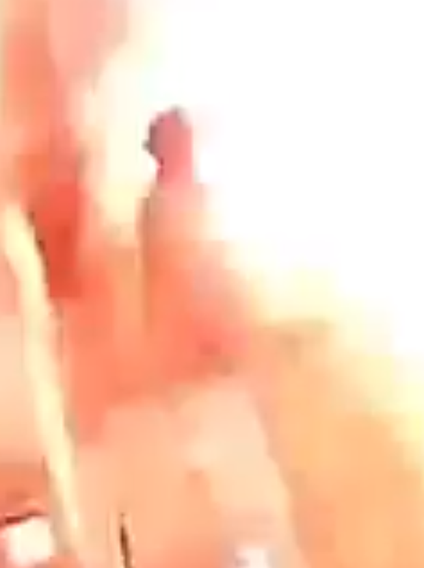 Clip: Kiện hàng bất ngờ nổ tung khi nữ nhân viên vận chuyển vừa đặt xuống đất-2