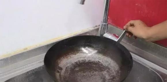 Đặt muối lên khoai tây, có công dụng giải quyết những vấn đề lớn của mọi hộ gia đình, nếu biết sớm sẽ có lợi sớm-5