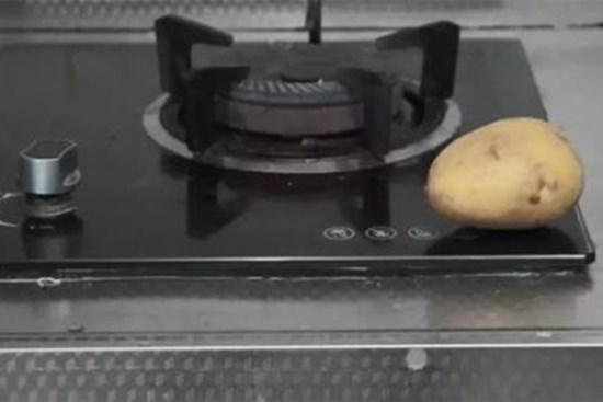 Đặt muối lên khoai tây, có công dụng giải quyết những vấn đề lớn của mọi hộ gia đình, nếu biết sớm sẽ có lợi sớm