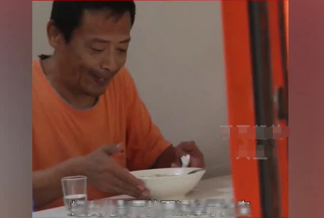 Ông bố vào quán ăn gọi cho con gái đúng 1 bát mỳ, hành động sau khi con rời đi của bố khiến ai xem cũng cay mắt-2