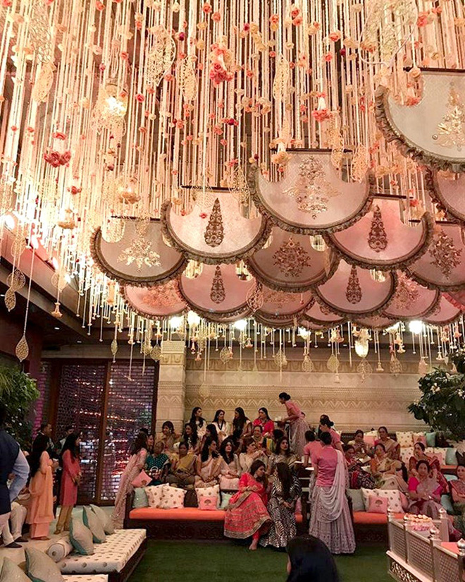 Cận cảnh: Nhà 2 tỷ đô đắt nhất hành tinh của tỷ phú Ấn Độ, sở hữu 3 sân đáp trực thăng, chứa 168 siêu xe và có 600 nhân viên phục vụ dọn dẹp-14